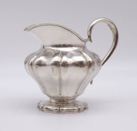 Los 11028 <br>spät Barockes Milchkännchen um 1800, lötiges Silber, mit Tremolierstrich, H. 11cm, 127,9g.