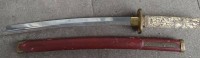 Los 15571 <br>Samurai-Schwert in Lederscheide, Griff wohl Kunstmasse?, in Scheide zusätzlich kleines Messer, L-70 cm, 20.Jhd.