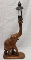 Los  <br>figürliche Lampe, Elefant aus Holz, Elektrik fehlt, H-78cm L-31cm.