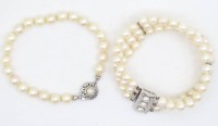 Los  <br>2 Perlenarmbänder, 1 x 3-strängig, mit 835er-Silberschließe, 1 x gest. "JKa", L. 17,5 und 19 cm, mit leichten Altersspuren