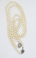 Los  <br>2 Perlenketten mit 835er-Silberschließen, besetzt mit Perle und kleinen blauen Steinen, L. 51 und 60 cm, mit Altersspuren