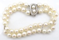 Los  <br>2-reihiges Perlenarmband mit 925er-Silberschließe, gest. "JKa", L. 19 cm, mit leichten Altersspuren, Sicherheitskette fehlt