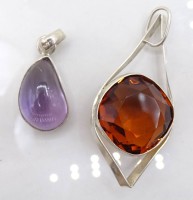 Los  <br>2 Anhänger, Silber (gepr.), mit violettem bzw. cognacfarbenem Stein, L. 3,5 und 6,5 cm, zus. 19 gr., leichte Altersspuren