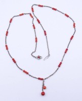 Los  <br>Silberkette mit Koralle, Verschluss schlecht ersetzt, L. 77cm, 13,2g.