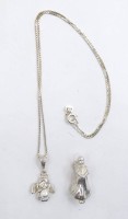 Los  <br>Silberkette und 2 Engelanhänger (925/000), 1 x mit Perle, L. Kette: 42 cm, L. Anhänger: 2,5 cm, zus. 11 gr.