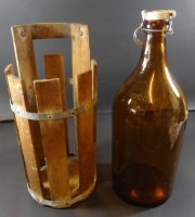 Los 10037 <br>grosse, wohl 3 L Bierflasche in Holz-Träger, Dänemark, H-47 cm