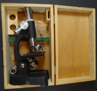 Los 16067 <br>kl. Schüler-Mirkroskop in Kasten, H-21 cm