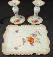 Auktion 338 / Los 8031 <br>Tablett und paar Leuchter "Limoges" Feldblumen, H-16 cm, 30x20 cm, Aussenrand Abplatzer