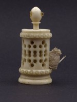 Auktion  / Los 15581 <br>Altes Maßband,Beinschnitzerei?, mit Miniatur Lupenansicht "Waldquelle" wohl China? um 1900, H. 4,3cm, Band ausgeblichen, Band Länge 84cm