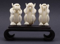 Auktion  / Los 15583 <br>3x Affen auf Holzstand, Beinschnitzerei, 1x fehlender Fuß, H. 6,5x8,5cm,