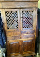 Vollholz-Schrank im Kolonialstil, guter Zustand