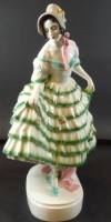 Auktion 361<br>Dame mit Hut im Biedermeierkleid, Ausführung Keramos Wien - Wiener Kunst- Keramik und Porzellanmanufaktur AG um 1920, Entw. von Rudolf Podany, an der Unterseite mit dem alten Keramos Farbstempel sowie Podany Signatur, am Rücken kl. Glasurabplatzer, H-39 cm, B-26 cm