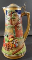 Los 9008 <br>hoher reliefierter Krug "Gerz", buntes Dekor, Zinndeckel, H-30 cm, gut erhalten