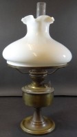 Auktion 338 / Los 16018 <br>Tisch Petroleumlampe, Metallstand, H-48 cm