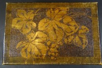 Auktion 339 / Los 15512 <br>grosser Holzkasten, Blätterdekor intarsiert, Alters-und Gebrauchsspuren, 9x30x19 cm