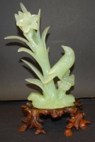 Auktion 339 / Los 15546 <br>Jadeschnitzerei, Vogel vor Blume auf Holzsockel, , ein Blatt geklebt, H-21 cm, China