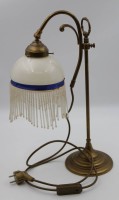Auktion 334 / Los 16002 <br>Tischlampe, Messing, Glasschirm mit Fäden, ca. H-47cm.