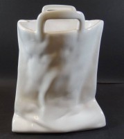 Auktion 338 / Los 9012 <br>grosse, schwere Vase in Form einer Papiertüte, weiss, Glasurrisse, H-30 cm, B-22 cm