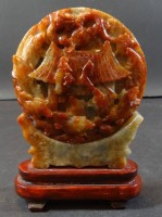 Auktion 339 / Los 15542 <br>runde Jade-Schnitzerei auf Holzstand, China, H-14 cm, B-9 cm