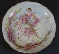 Meissen Schälchen bzw. Untertasse mit Puttidekor, Schwerter durchschliffen, wohl Hausmaler?, D-14 cm, Rand mit Chips, als Belegstück