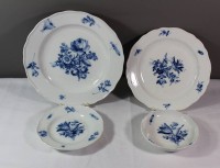 4x untersch. Teller, Meissen Schwertermarke, blaue Bemalung, Untertasse (Haarrris) 1. Wahl,  kl. Teller 1. Wahl, Mittelteller 2 Schleifstriche, tiefer Teller 1. Wahl, ca. D-13-24,5cm, Gebrauchsspuren