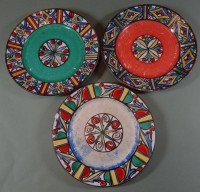 Los 9030 <br>3 kl. Teller, handbemalt und signiert, 1x mit Abplatzer, berieben, um 1930, D-19 cm