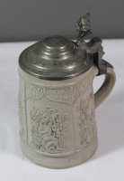 Bierkrug, 19. Jhd., wohl Westerwald, heller Scherben mit Reliefdekor, Zinndeckel mit Namensgravur "R.Kien.", H-17cm.