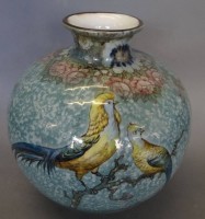 Auktion 344 / Los 8012 <br>bauchige Vase, fein bemalt mit Vogelpaar und Blumen, in Boden undeutliche Pressmarke und div. Nummern, H-17 cm, D-16,5 cm