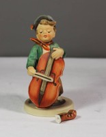 Hummelfigur, Knabe mit Bass, Modellnr. 186, beschädigt, ca. H-13cm.