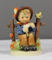 Hummelfigur, Knabe mit Vogel und Blume, Modellnr. 174, Goebel, H-10,5cm.