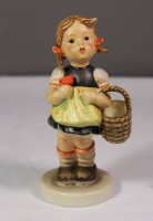 Hummelfigur, Mädchen mit Korb, Modellnr. 98/0, Goebel um 1959, H-14,5cm.