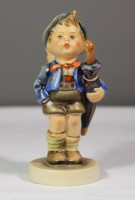 Hummelfigur, kl. Wanderer mit Ferkel in Kipe, Modellnr. 198/2/0, Goebel um 1955, kl. Chip am Stand, H-12,5cm.