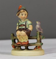 Hummelfigur, Knabe auf Zaun, Modellnr. 111/3/0, Goebel, um 1950, H-10,5cm, Schleifstrich