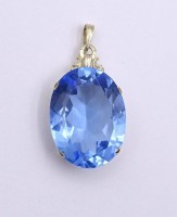Auktion 359 / Los 1039 <br>Ovaler gr. blauer  Anhänge, AM.Doublé, L. 4,4cm