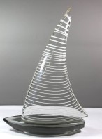 gr. Kunstglas-Segelschiff, wohl Murano, Segel u.r. bestossen, H-50,5cm B-35,5cm., eingeritzter Name "E.Nexev" o.ä.