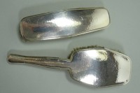 2-teiliges Toilettenset, 835er-Silber, mit Hammerschlagdekor, gestempelt "WTB", L. 23,5 und 17 cm, mit Alters- und Gebrauchsspuren