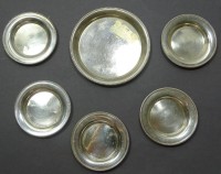 5 Untersetzer und ein größerer Teller, Sterling und 1 x 900/000, Ø 10,7 und 7,7 cm, 137 gr., mit Kratzern und leicht reinigungsbedürftig