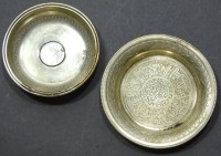 2 arabische Silberuntersetzer, Ø 7 und 8 cm, zus. 41 gr., mit kleinen Kratzern und Verschmutzungen