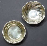 2 kleine Silberschalen, 800/000, Wilkens und WTB, Ø 8 und 8,2 cm, zus. 52 gr.