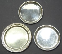 3 Silberteller, 800-925/000, Ø 11-12,5 cm, zus. 171 gr., mit Kratzern und leichten Verschmutzungen