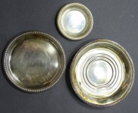 Auktion 344 / Los 11027 <br>3 div. Silberteller/-schalen, 835 und 925/000, 1 x Punze unleserlich, aber geprüft, Ø 8-14,5 cm, zus. 183 gr., mit Kratzern, Verfärbungen
