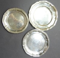 3 Silberteller, 830/000, Ø 15,5-18 cm, zus. 304 gr., mit Altersspuren wie Kratzer und Verfärbungen