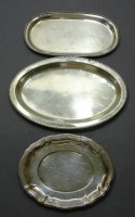 3 kleine Silbertabletts, 800-900/000, 19,5 x 11 cm, 16 x 12,5 cm, 22,3 x 15,5 cm, zus. 300 gr.