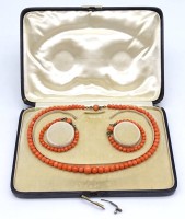 Auktion 332 / Los 1014 <br>Korallen Schmuckset um 1900, in orig. Kasten, Kette L. 35,5cm, zus.24,9g., D. 4,1-9,0mm, Kasten defekt