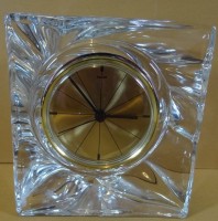 Auktion 344 / Los 2011 <br>Daum Tischuhr, Kristall  signiert "Daum-France", Uhr mit Batteriewerk, 13x13 cm