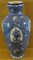 Auktion 344 / Los 9021 <br>hohe Vase mit Blaumalerei, H-37 cm