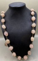 Auktion 371<br>lange Halskette mit Rosenquartz, wohl Silberdraht?, L-ca. 110 cm, ca. 207 gr.