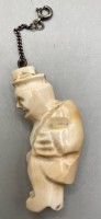 Auktion 371<br>kl. Beinschnitzerei als Knopf-Anh&auml;nger?, wohl um 1920, Mann mit Hut, H-4,5 cm (ohne Kette)