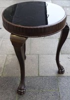 kl. runder Rauchtisch um 1920, schwarze Glasplatte, H-62 cm, D-49 cm, ein Bein mit Klebestelle