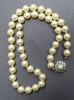 Perlenkette mit 925er-Silberschließe, L. 44 cm, gestempelt "JKa"